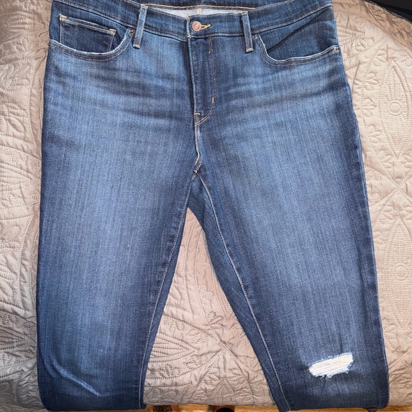 Levi's Women's Classic Straight Leg Denim Jeans - Picture 3 of 3